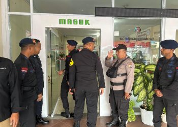 Personel Polda Maluku Amankan Jalannya Pemeriksaan Kesehatan Calon Gubernur-Wakil Gubernur di RSUD Haulussy