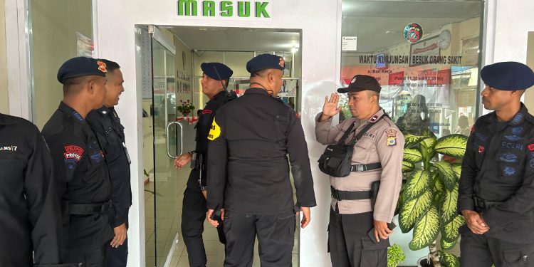 Personel Polda Maluku Amankan Jalannya Pemeriksaan Kesehatan Calon Gubernur-Wakil Gubernur di RSUD Haulussy