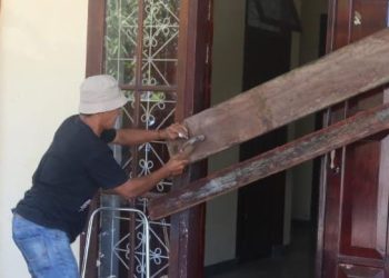 Keluarga Pirsouw Pemilik Lahan Palang Kantor Dinas PUPR SBB