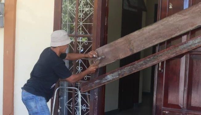 Keluarga Pirsouw Pemilik Lahan Palang Kantor Dinas PUPR SBB