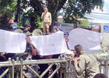 Demo Aliansi Mahasiswa Peduli Rakyat Maluku Minta Kajari Ambon Dicopot