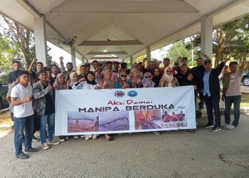 Forum Silahturahmi Basudara dan Mahasiswa Manipa Aksi Demo di Kantor DPRD Prov. Maluku