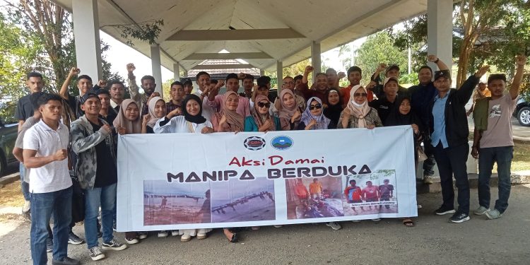 Forum Silahturahmi Basudara dan Mahasiswa Manipa Aksi Demo di Kantor DPRD Prov. Maluku