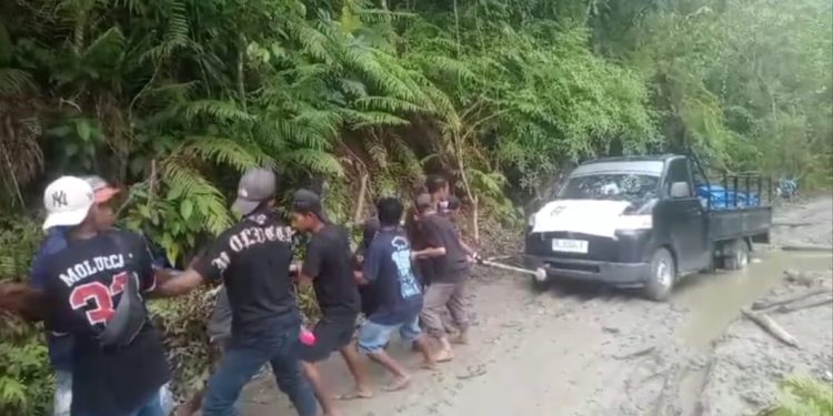 Menembus Batas: Perjuangan Baznas SBB Salurkan Zakat di Pesisir Huamual