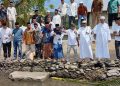 Tegas! 800 Botol Miras Dimusnahkan di Negeri Luhu Usai Salat Idul Fitri