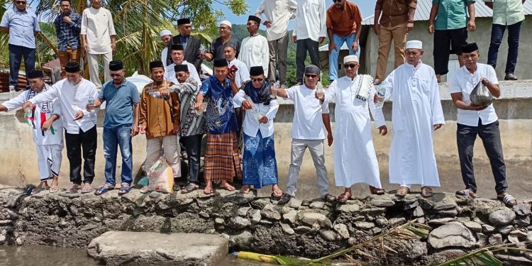 Tegas! 800 Botol Miras Dimusnahkan di Negeri Luhu Usai Salat Idul Fitri