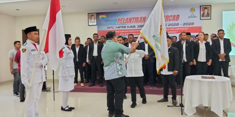 HIPMI SBB Resmi Dilantik, Ketum BPD Maluku Dorong Sinergi Ekonomi Lokal dan Investasi Daerah