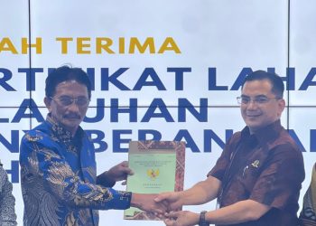 Bupati SBB Serahkan Sertifikat Lahan Pelabuhan Luhu kepada Kemenhub