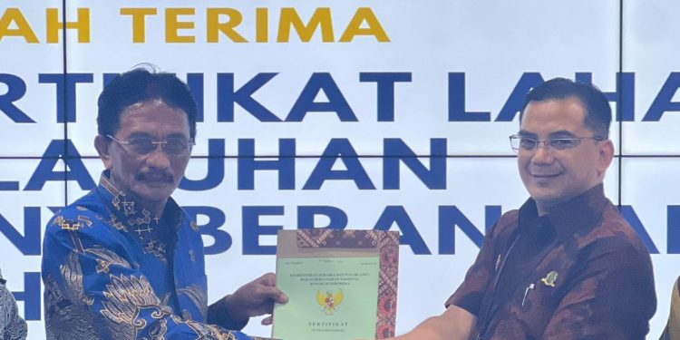 Bupati SBB Serahkan Sertifikat Lahan Pelabuhan Luhu kepada Kemenhub