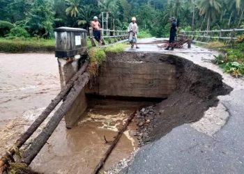 Jembatan Air Besar di Negeri Luhu Putus Diterjang Banjir, Aktivitas Warga Lumpuh Total