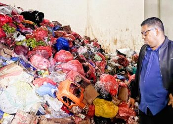 Kepala Dinas Perindag Maluku Pimpin Pembersihan Sampah Mardika Tengah Malam