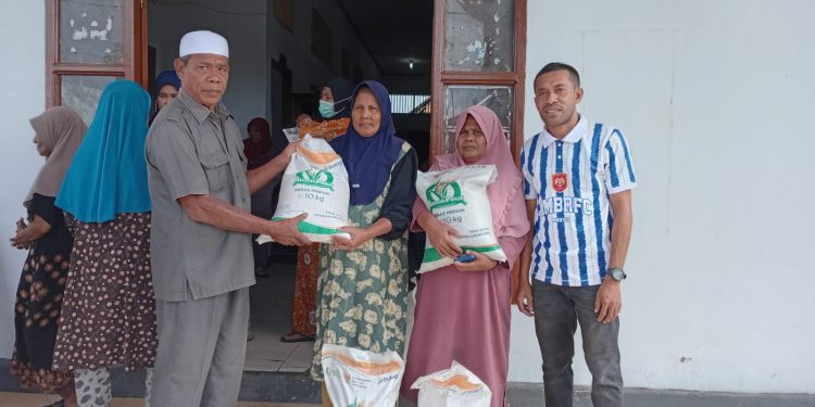 Pemerintah Negeri Luhu Salurkan Bantuan Beras kepada Warga