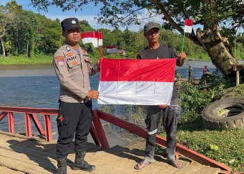 Polsek Bondoala Bagikan Bendera Merah Putih di Pelabuhan Pincara, Ajak Warga Tingkatkan Nasionalisme