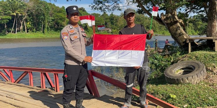 Polsek Bondoala Bagikan Bendera Merah Putih di Pelabuhan Pincara, Ajak Warga Tingkatkan Nasionalisme