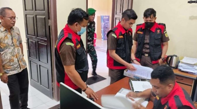 Terkait Dugaan Korupsi, Kejari Malra Geledah Dua Kantor OPD