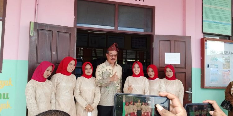 Kepsek SMAN 2 Buru Sambut Baik Gubernur Maluku Bersama Rombongannya