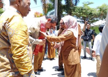 Kunjungan Gubernur Maluku Hendrik Lewerissa Bersama Wakil Bupati Buru Ke SMAN 1 Buru