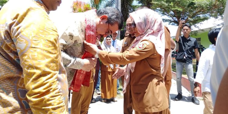 Kunjungan Gubernur Maluku Hendrik Lewerissa Bersama Wakil Bupati Buru Ke SMAN 1 Buru