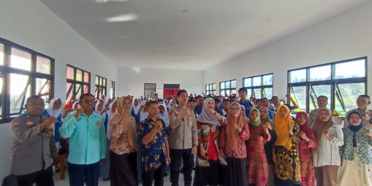 Kapolsek Namlea Sambangi SMKN 2 Buru, Ajak Siswa Jadi Generasi Teladan dan Jauhi Narkoba