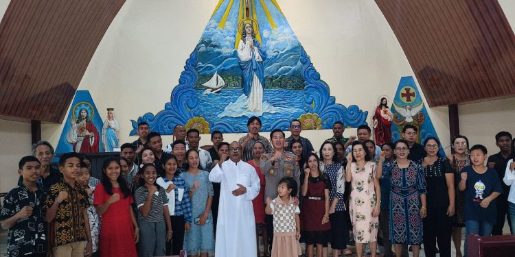 Sentuh Hati Warga Jemaat Gereja, Kapolsek Namlea Ajak Jaga Kamtibmas