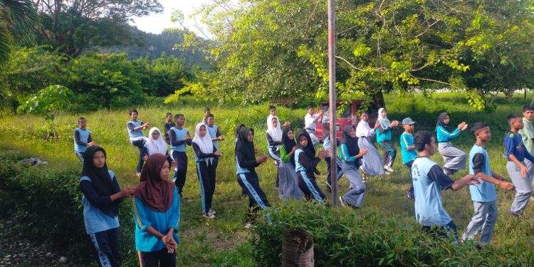 LaSarjudin, Langkah Positif Menuju Lingkungan Sekolah Yang Sehat Nan Asri, Melalui Giat Jumat Bersih