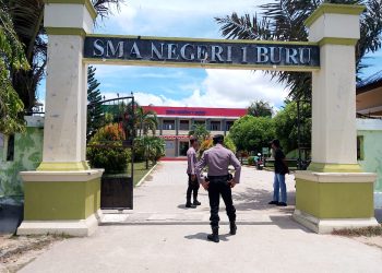 Patroli Rutin Polsek Namlea Sambangi SMA Dan SMK Di Kota Namlea.