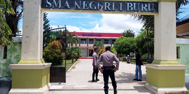Patroli Rutin Polsek Namlea Sambangi SMA Dan SMK Di Kota Namlea.