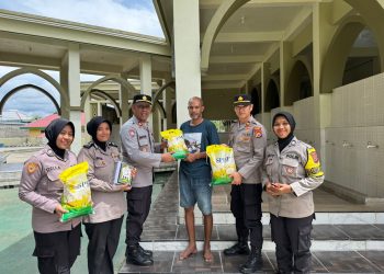 Jumat Berkah Polres Buru Bagikan Alquran Dan Beras Di 11 TPQ Kota Namlea. 