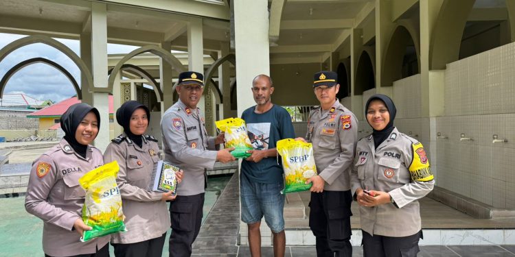 Jumat Berkah Polres Buru Bagikan Alquran Dan Beras Di 11 TPQ Kota Namlea.