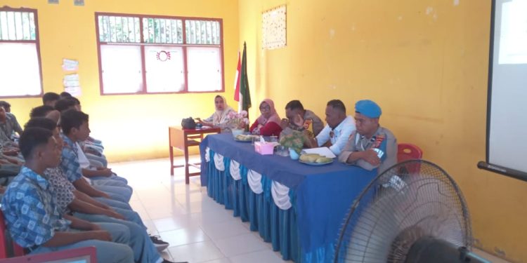 Serius Berantas Narkoba Dan Miras Polsek Waplau Sambangi SMA Negeri 13 Buru