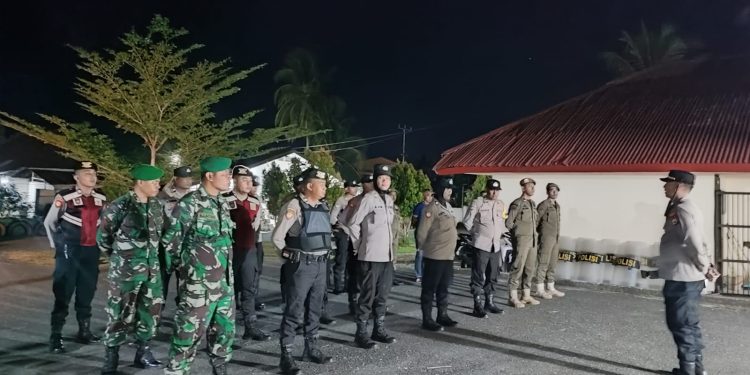 Gelar Patroli Gabungan,Petugas Polsek Namlea Ajak Warga Jaga Kamtibmas Di Malam Hari