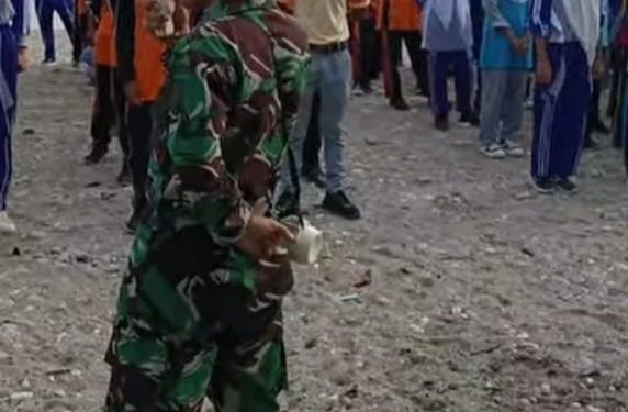 SMAN 7 Buru Gelar Jumat Bersih, Saleh Banda , Wujudkan Budaya Hidup Bersih. 