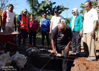 Prosesi Peletakan Batu pertama Pembangunan RPS SMK Alhilaal Namlea Oleh Ketua Yayasan