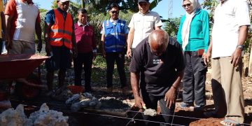 Prosesi Peletakan Batu pertama Pembangunan RPS SMK Alhilaal Namlea Oleh Ketua Yayasan