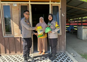 Kembali Gelar Jumat Berkah, Kapolsek Namlea Sambangi Warga Miskin, Bagikan Sembako. 