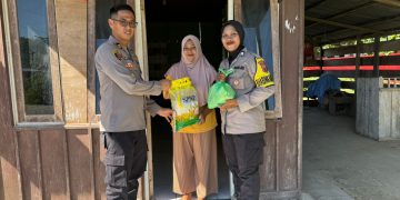 Kembali Gelar Jumat Berkah, Kapolsek Namlea Sambangi Warga Miskin, Bagikan Sembako.
