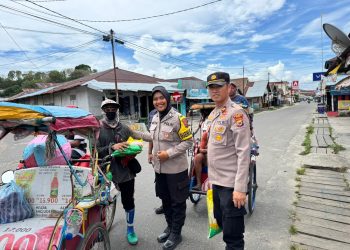 Jumat Berkah,Polsek Namlea Bagikan Beras SPHP Ke Pengemudi Becak