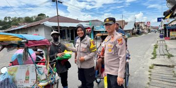 Jumat Berkah,Polsek Namlea Bagikan Beras SPHP Ke Pengemudi Becak
