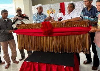 Penyerahan Atap Daun Rumbia: Simbol Hormat Basudara Pela Antara Negeri Luhu Tomarala Dan Negeri Abubu Kakerisa