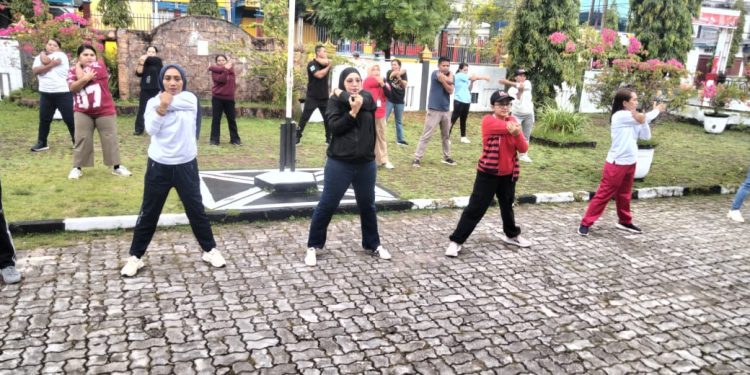 Tingkatkan Kesehatan dan Kekompakan Antar Pegawai dan Staf, Disdik Malra Gelar Senam Bersama