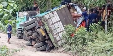 Truck Sembako Terguling, Ekstrem Jalan Huamual: Kapolsek Imbau Waspada Berkendara