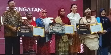 HARI IBU 2025, DUA PEREMPUAN NELAYAN BINAAN CFI INDONESIA DINOBATKAN PEREMPUAN INSPIRATIF