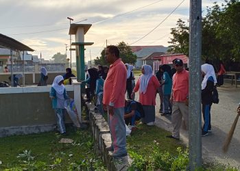 Giat Bersih, Kepsek SMKN 8 Buru Pimpin Bakti Sosial, Sambut Bulan Suci Ramadhan