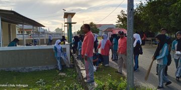 Giat Bersih, Kepsek SMKN 8 Buru Pimpin Bakti Sosial, Sambut Bulan Suci Ramadhan