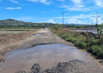 Jalan Ke SMKN 1 Buru Parah, Warga Sekolah Minta Ada Perbaikan