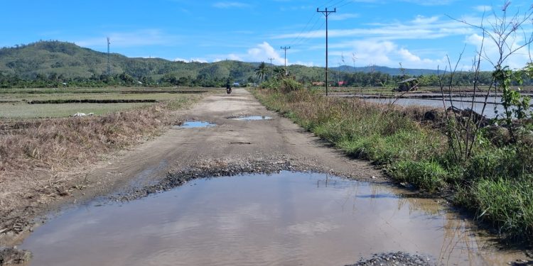 Jalan Ke SMKN 1 Buru Parah, Warga Sekolah Minta Ada Perbaikan