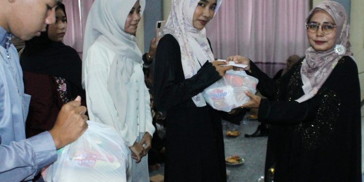 Tutup Pesantren Ramadhan,SMAN 1 Buru Berbagi Paket Sembako