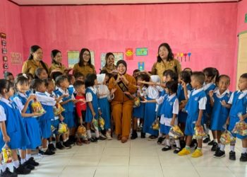 Menanamkan Semangat Belajar Sejak Dini, Bunda PAUD SBB Kunjungi PAUD Negeri Seram Barat
