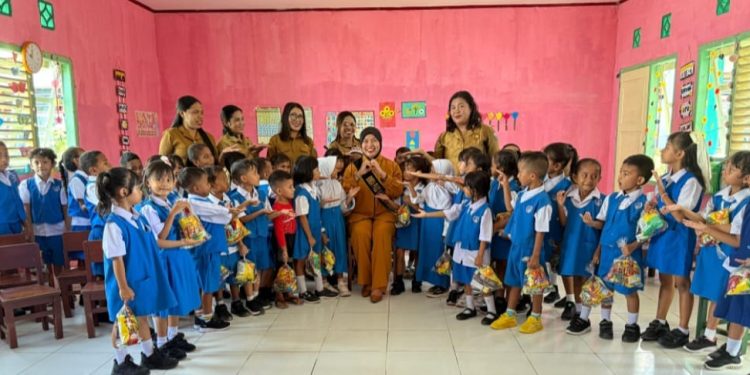 Menanamkan Semangat Belajar Sejak Dini, Bunda PAUD SBB Kunjungi PAUD Negeri Seram Barat