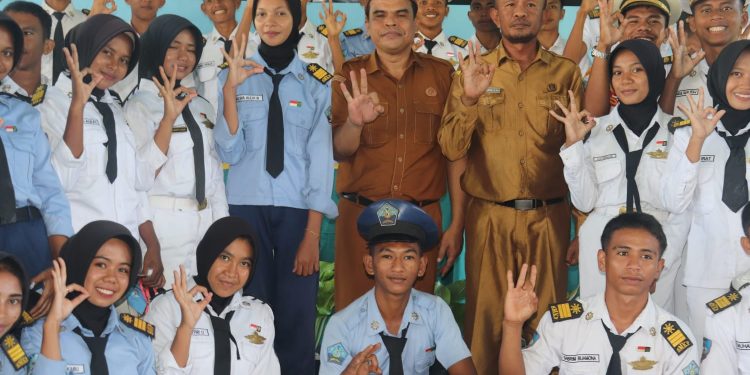 Hadiri Penutupan Ujian, Rahman Ali Di Sambut Meriah SMKN 4 Buru